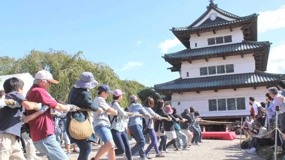 弘前城曳屋の様子